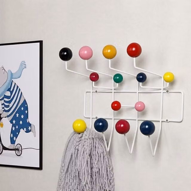 Perchero de pared ODIPIE de metal y madera de haya con 12 ganchos multicolores en acabado blanco brillante para entrada, dormitorio o cocina