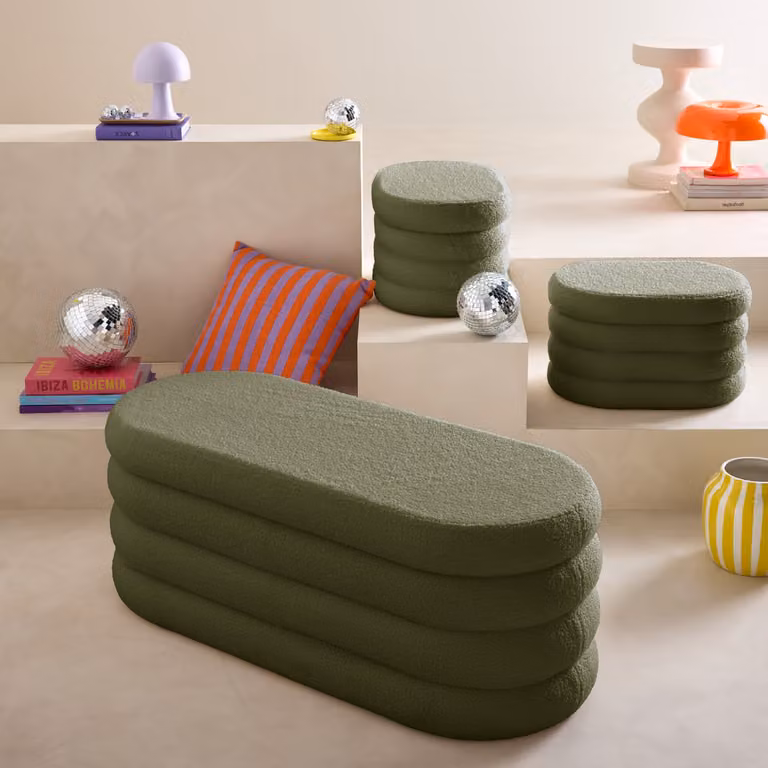 Banco cofre de almacenamiento SWEEEK con 2 puffs en tejido borreguito, verde kaki y blanco, An/P/Al: 111 x 45 x 42,5 cm