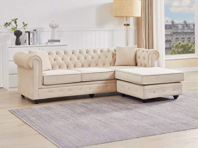 Sofá Chesterfield rinconera reversible Vente-Unique Toledo en terciopelo beige con estructura de madera sólida y cojines decorativos An/P/Al: 228 x 163 x 72 cm