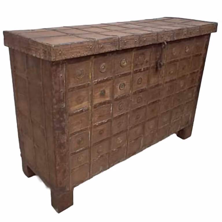 Baúl de madera con detalles metálicos de Wanderlust Deco en marrón y dorado, diseño étnico y geométrico, An/P/Al: 131 x 46 x 87 cm