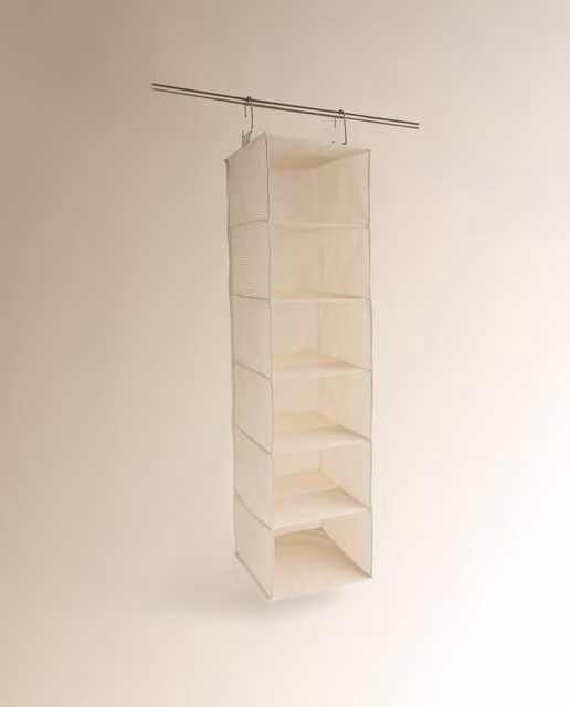 Organizador de armario con 6 compartimentos de El Corte Inglés en color beige y diseño de rayas