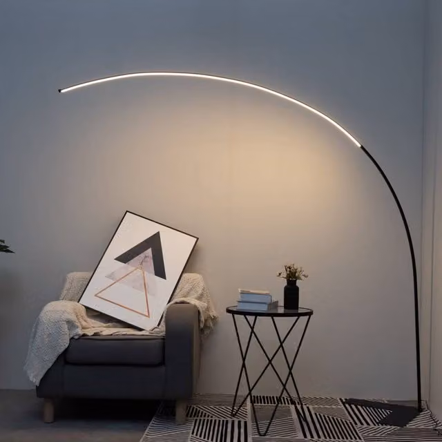 Lámpara de pie LED regulable Avellino de KOSILUM con diseño curvo en color negro