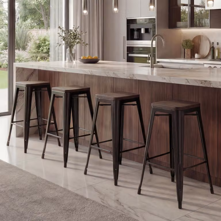Juego de 4 taburetes de bar Mendler HWC-A73 con asiento de madera y estructura de metal negra de diseño industrial y apilables
