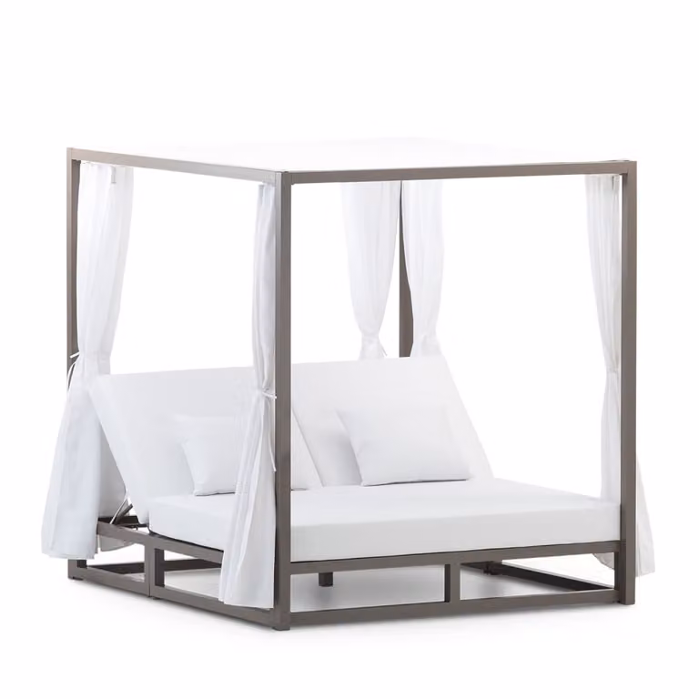 Cama balinesa Defora Home de aluminio con acabado mate en color taupé y cojines en blanco y beige con respaldo ajustable para jardín o terraza