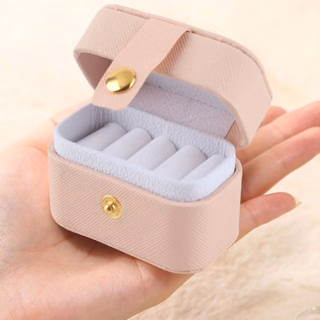 Caja de joyas portátil Infinite de piel PU para anillos y accesorios, color rosa, An/P/Al: 6,5 x 3,9 x 4,7 cm