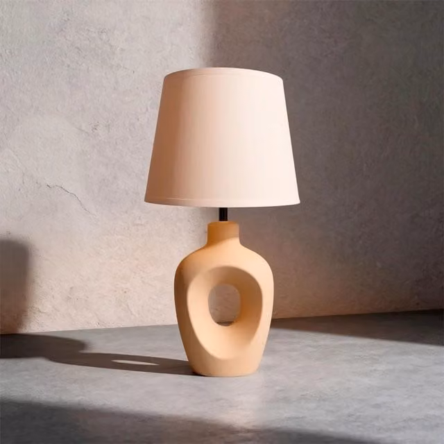 Lámpara de mesa Rabalux de cerámica beige con pantalla textil y luz LED cálida de 25W IP20