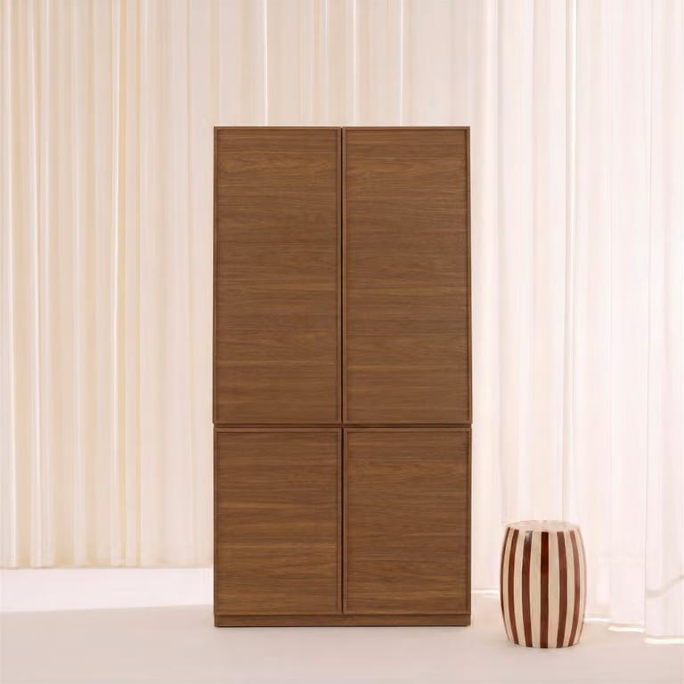Armario de dormitorio Sweeek con 4 puertas batientes en color nogal y acabado mate, An/P/Al: 135 x 55 x 180 cm