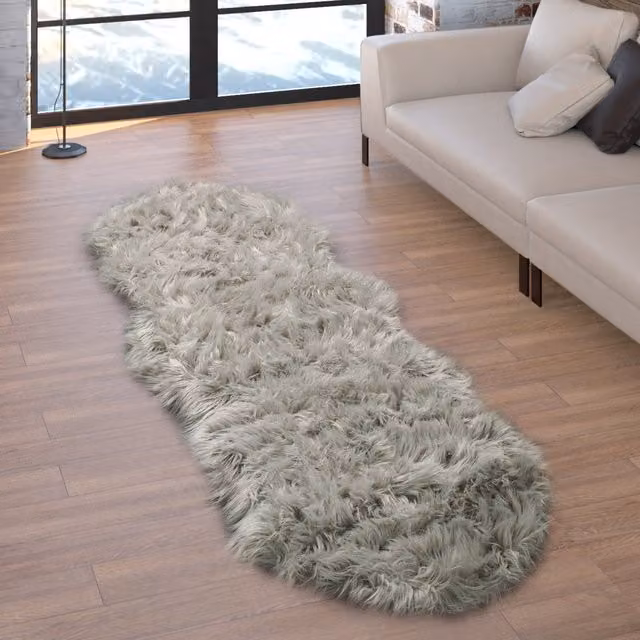 Alfombra de pelo largo Playara gris con forma de corazón de 80 x 75 cm