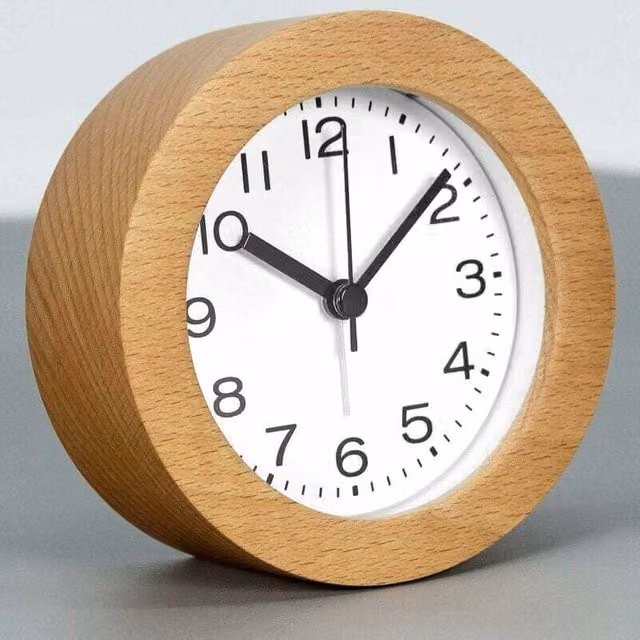Reloj Despertador Digital XISRENS de Madera Redondo, Silencioso y Retroiluminado, Acabado Natural en Marrón o Negro, Diámetro: 7,6 cm