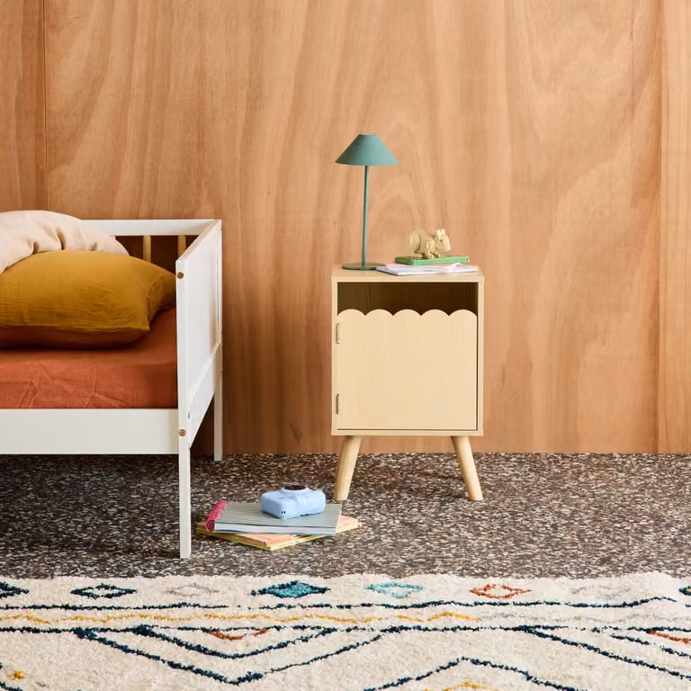 Mesita de noche infantil SWEEEK con patas de madera de pino y 1 puerta, An/P/Al: 34 x 23.5 x 52 cm