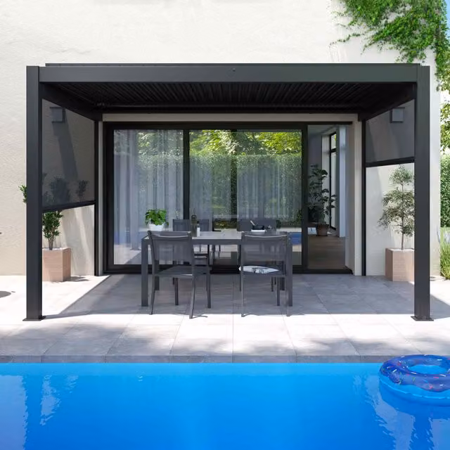 Pérgola bioclimática adosada Oviala de aluminio en color gris antracita con 2 toldos y sistema de recogida de agua de lluvia