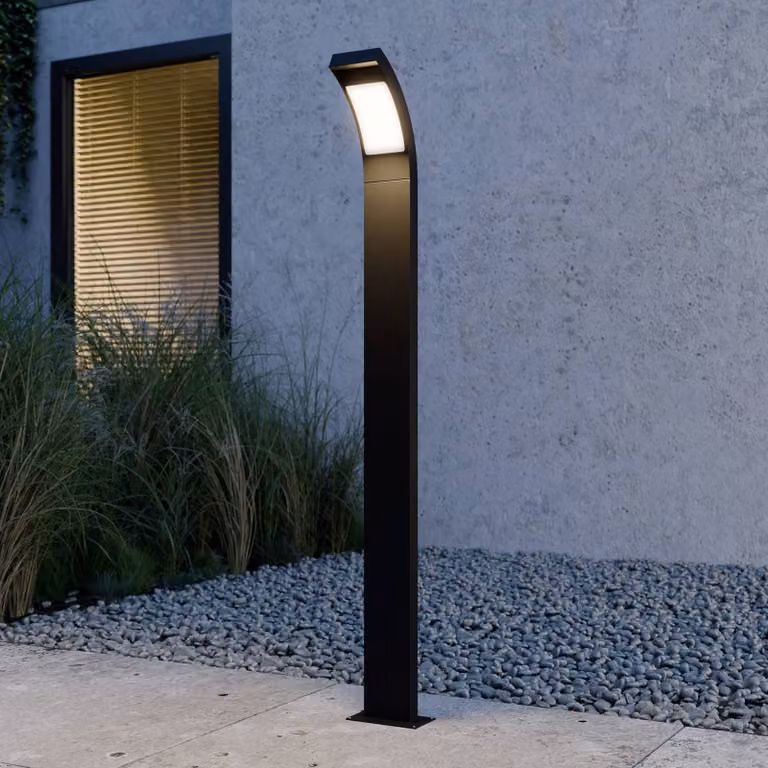 Baliza LED Juvia de Lucande para jardín, diseño moderno en aluminio y color negro