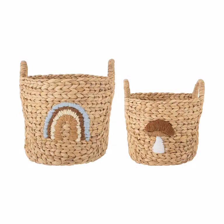 Set de 2 cestas con asa Agnes de Bloomingville en colores beige y multicolor fabricadas en seagrass con tejido abierto
