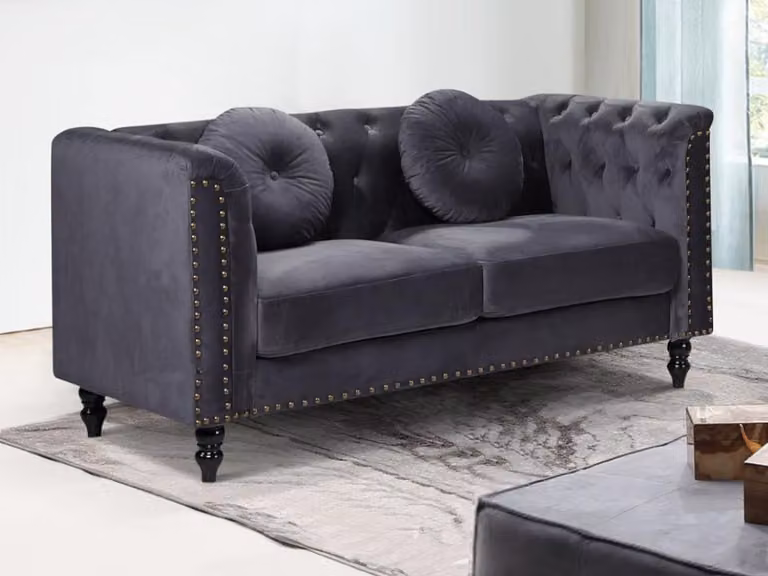 Sofá de 2 plazas de terciopelo TURNER estilo Chesterfield en color antracita con estructura de madera sólida y cojines incluidos