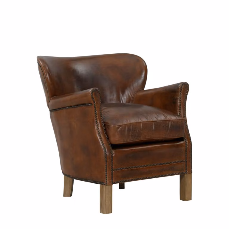 Sillón clásico de cuero marrón con estructura de madera maciza para salón