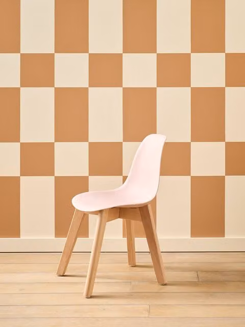 Silla infantil de diseño escandinavo Vertbaudet en color rosa con patas de madera de haya