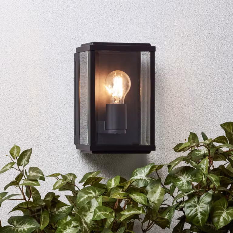 Aplique de pared exterior Brilliant en metal y vidrio negro para jardín y pasillos con protección IP44 y casquillo E27 de 60 W
