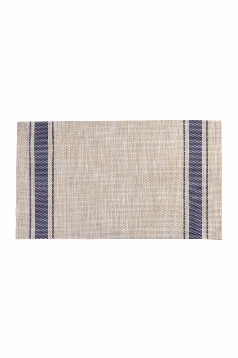 Alfombra rectangular de Calma House con diseño de rayas en azul y beige, fabricada en PVC reciclado y repelente a las manchas, An/Al: 30 x 45 cm