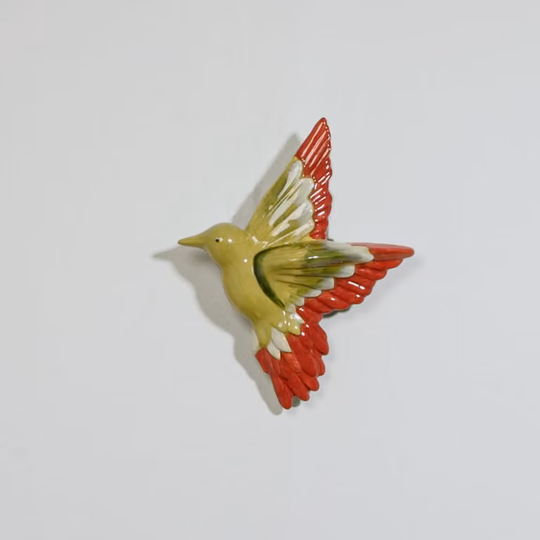 Figura de pájaro de cerámica para colgar en la pared Maisons du Monde, colores rojo y verde, An/Al: 20 x 25 cm