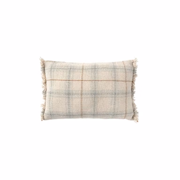 Cojín rectangular de algodón tejido a mano Lorena Canals en azul y beige de 40 x 25 cm