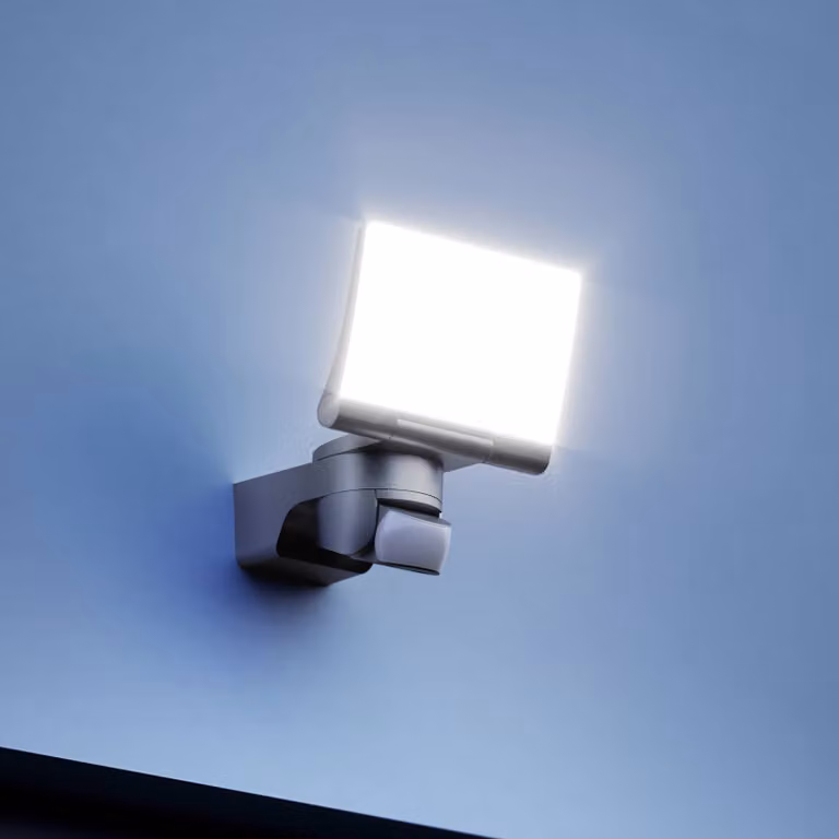 Foco exterior LED Steinel XLED Home 2 S con sensor de movimiento, color antracita y negro, diseño moderno para pared