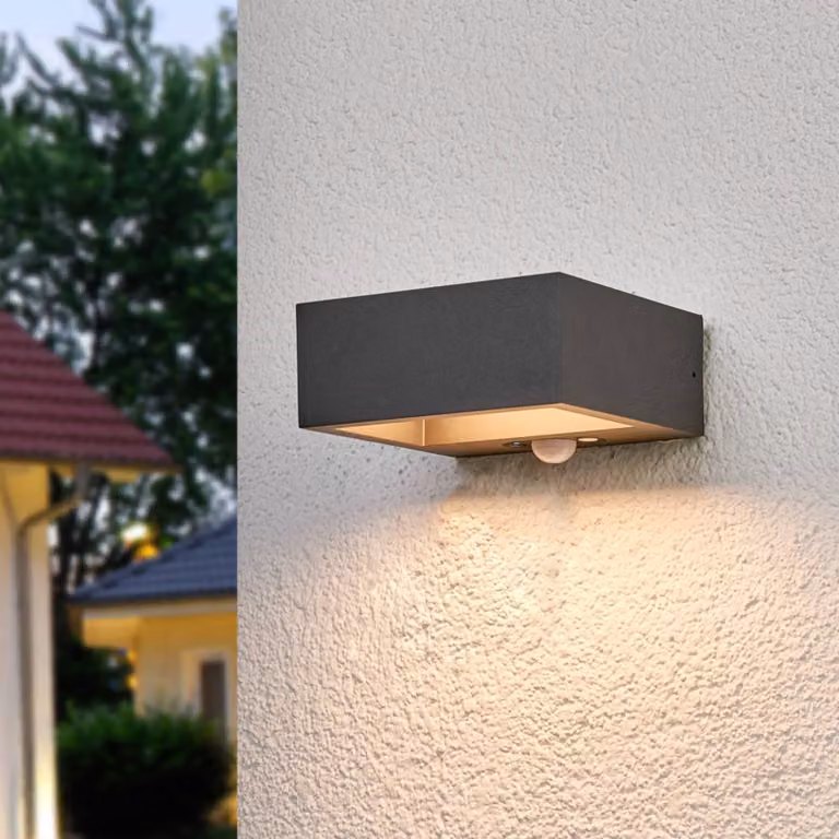 Lámpara de pared solar LED Mahra de Lucande con sensor de movimiento, diseño moderno en aluminio para exterior, color gris o blanco