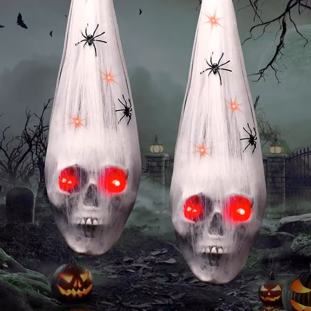 Set de 2 decoraciones colgantes de calaveras con arañas de COOCHEER para exterior con ojos LED rojos en blanco y negro