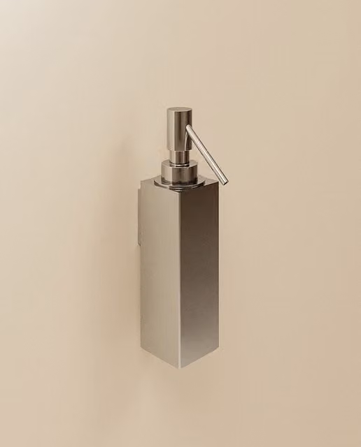 Dosificador de pared Metric Cosmic en color plata con sistema de bomba