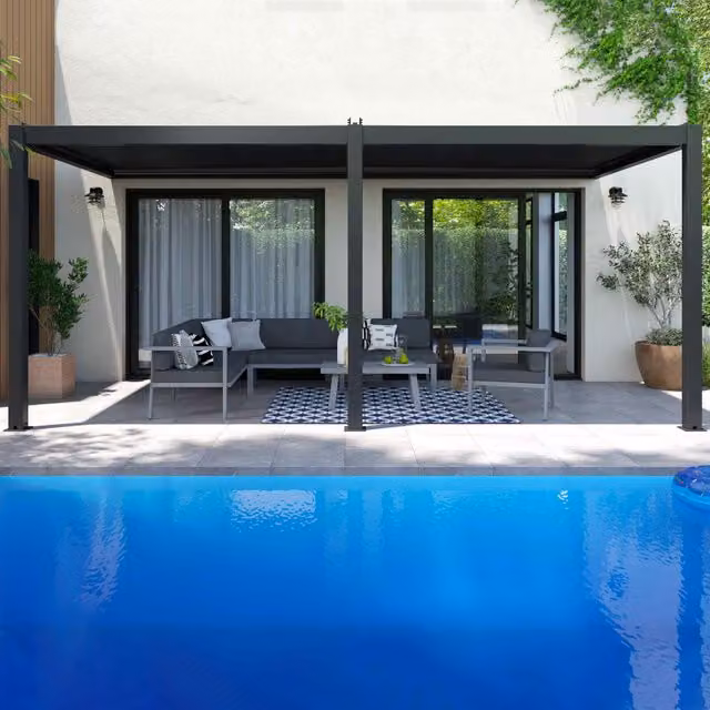 Pérgola bioclimática adosada de aluminio Oviala en color gris antracita con 2 toldos de 2,66 x 2,34 m