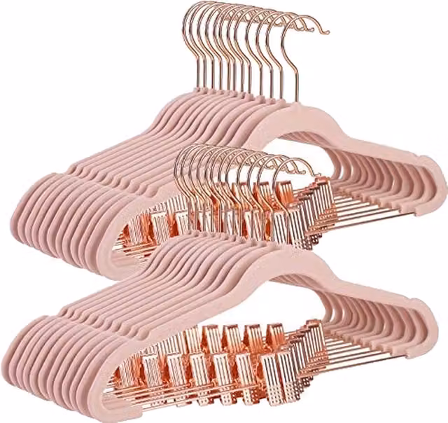 Pack de 30 perchas de terciopelo antideslizantes Songmics color rosa claro con gancho giratorio, capacidad de 5 kg por percha, Ancho: 42,5 cm