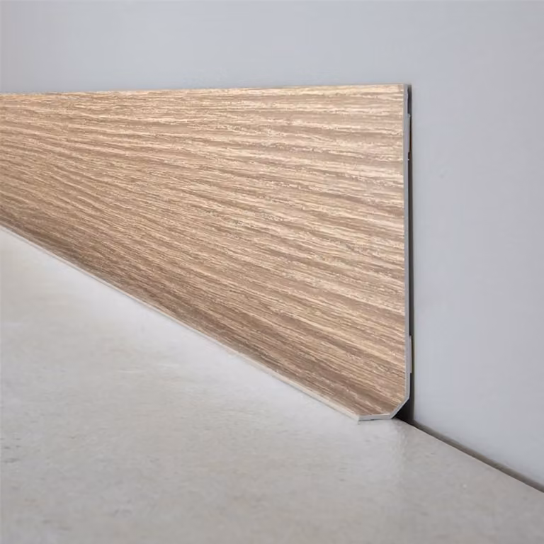 Pack de 10 rodapiés adhesivos Tesa de PVC en color beige con efecto madera, An/Al: 8 x 100 cm, Al: 1,4 cm
