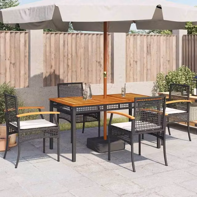 Set de 4 sillas de jardín SYFAX con cojines de poliester resistente a los rayos UV, fabricadas en ratán negro y madera de acacia con reposabrazos