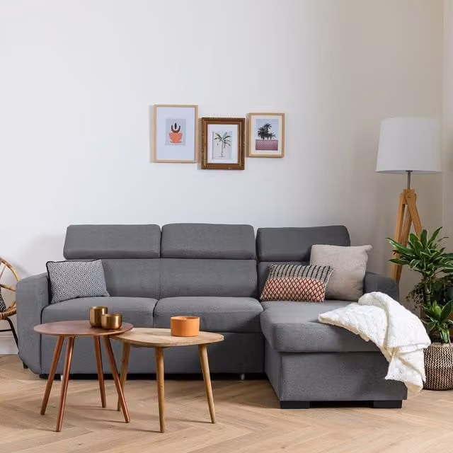 Sofá cama esquinero de 3 plazas Happy Garden en tejido gris con estructura de madera y función de sofá cama con asiento elevable
