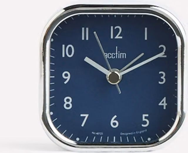 Reloj despertador cuadrado Zac de Acctim con diseño retro en color plata y azul con mecanismo de cuarzo y función snooze