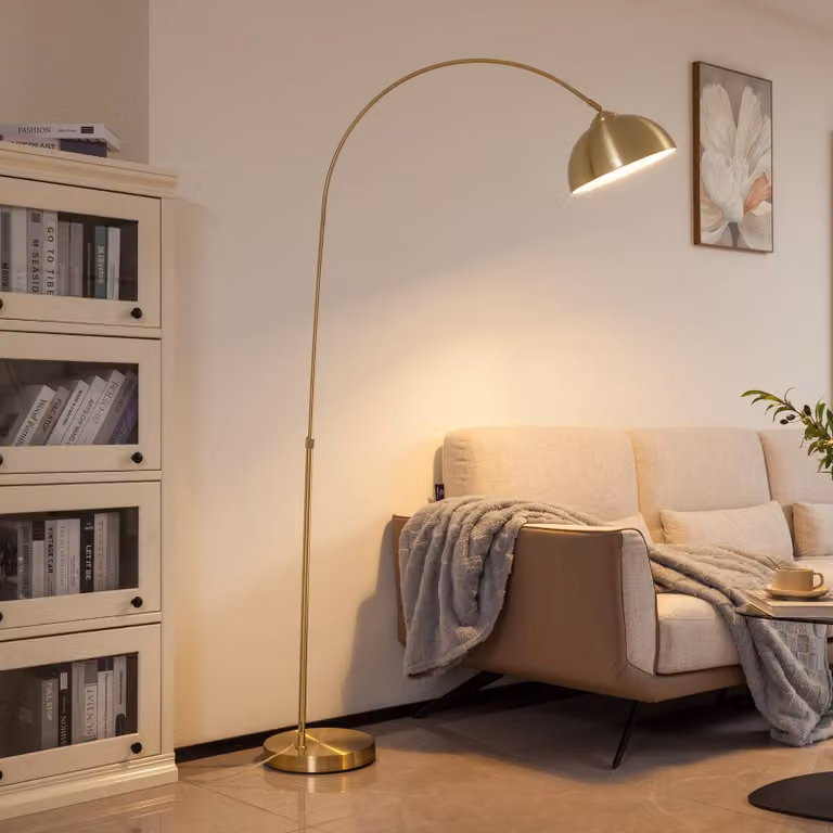 Lámpara de pie de arco Lennart de Lindby en metal color oro y latón para salón o comedor