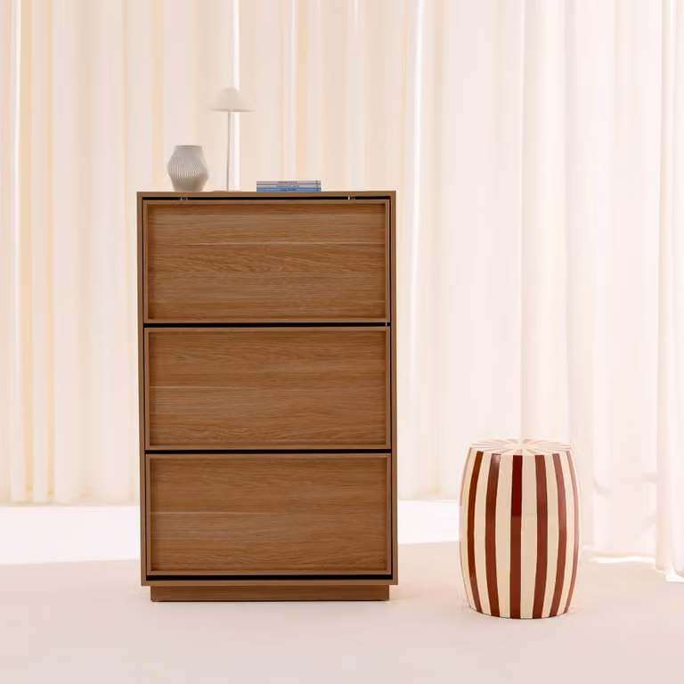 Zapatero moderno SWEEEK de madera en color nogal con compartimentos basculantes An/P/Al: 75 x 26 x 120 cm