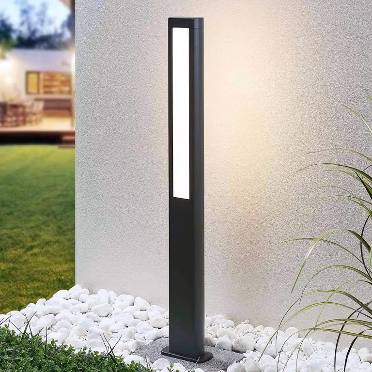 Baliza LED Mhairi de Lucande para exterior, diseño moderno en aluminio gris y blanco con protección IP54