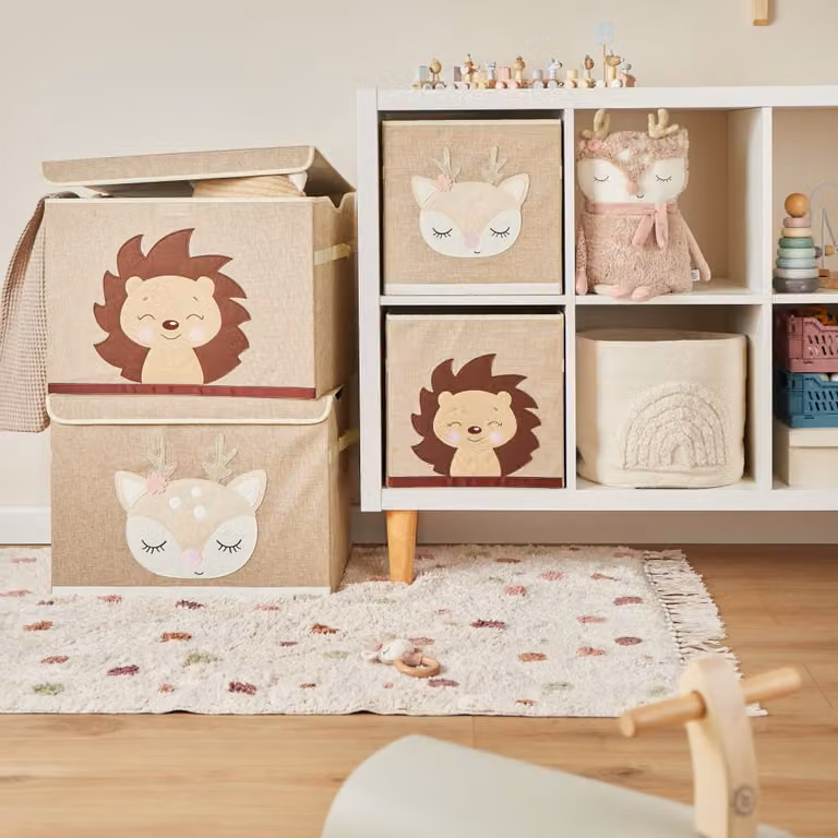 Caja de juguetes grande con tapa diseño erizo de Bieco, plegable y con asas, colores beige y arena, An/P/Al: 36 x 36 x 65 cm