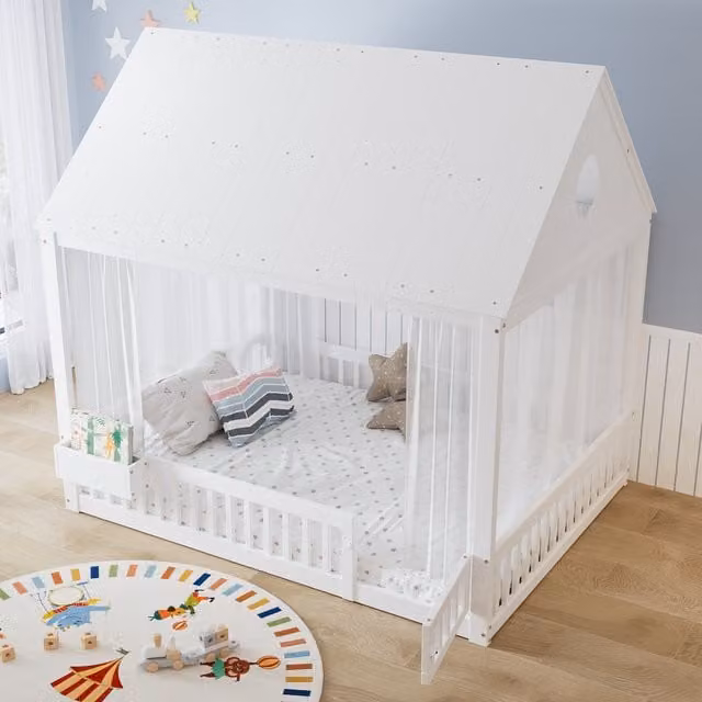 Cama infantil tipo cabaña OKWISH de madera de pino y MDF en color blanco con compartimentos laterales y estante de noche, An/P/Al: 140 x 200 x 150,4 cm