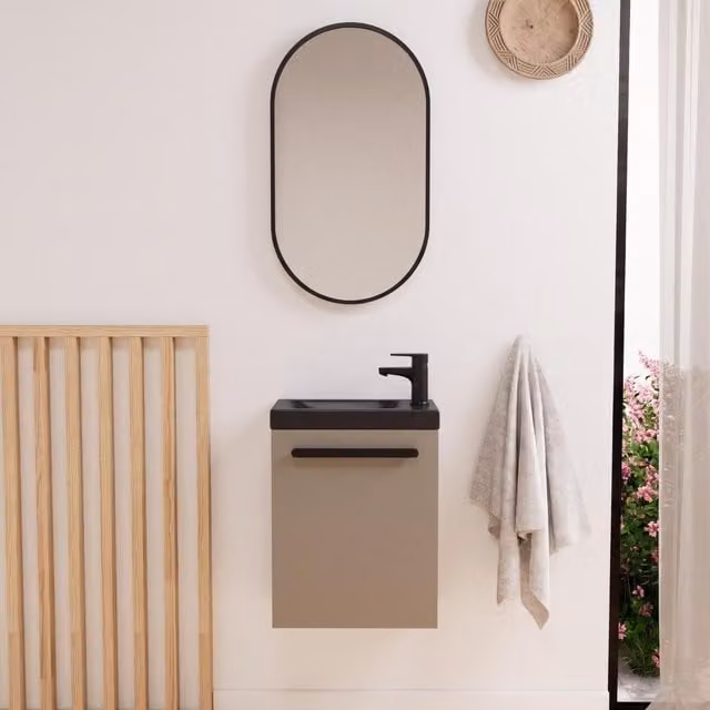 Conjunto de mueble de lavabo suspendido Mob-in con espejo y grifería negra en acabado mate y madera