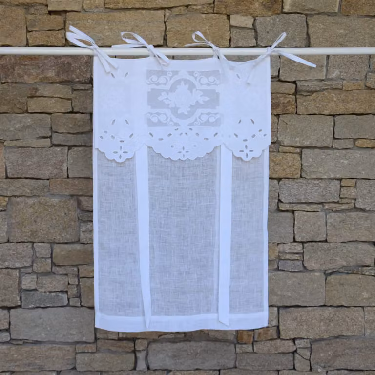 Estor de lino y algodón Maison d'été con bordado floral blanco An/Al: 45 x 120 cm