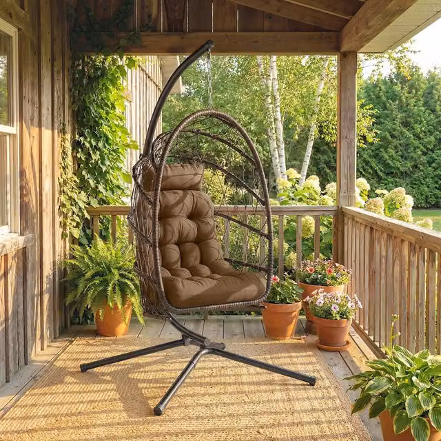 Silla colgante huevo Outsunny con soporte de acero, ratán y cojines, marrón y beige, An/P/Al: 120 x 100 x 192 cm