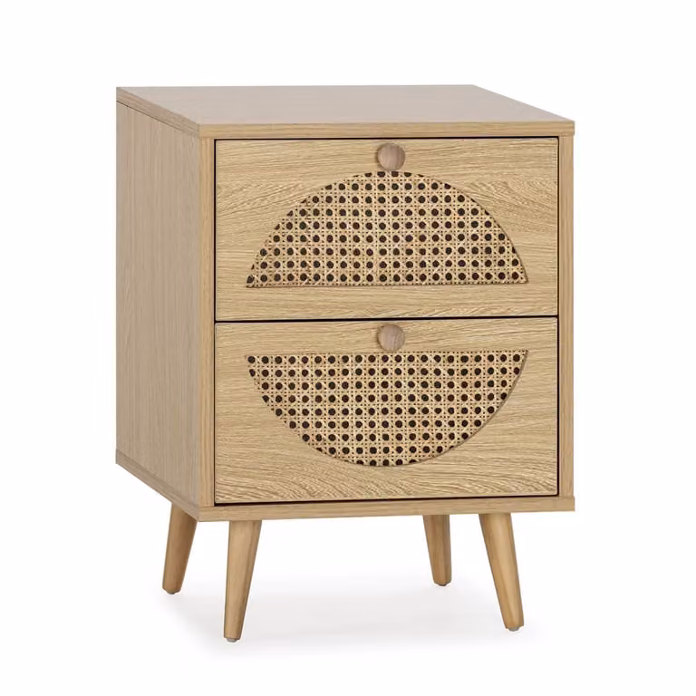 Mesita de noche de estilo escandinavo con detalles de ratán en color marrón y beige para tu dormitorio