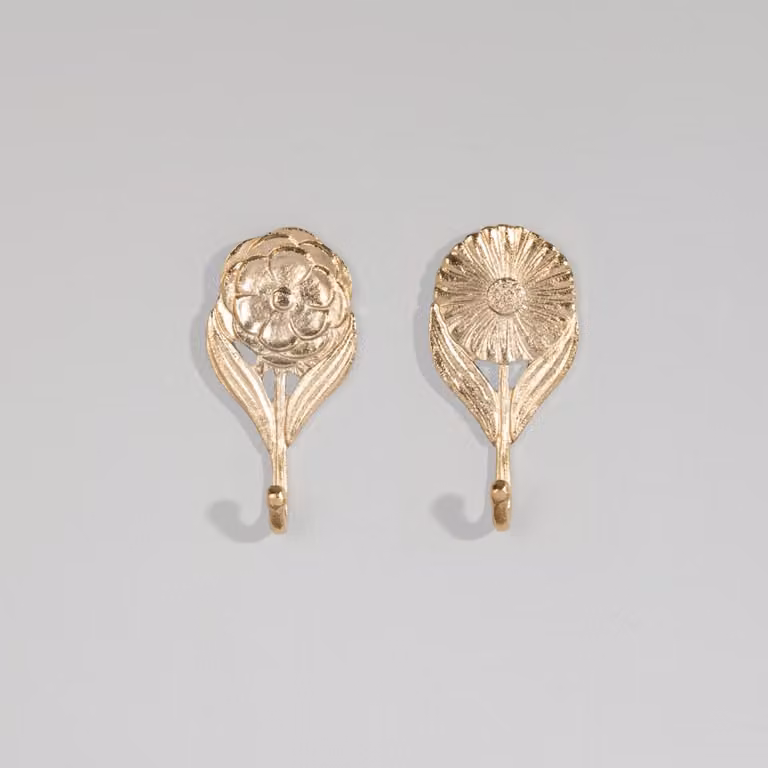 Set de 2 percheros de pared con diseño floral de Maison du Monde en metal dorado brillante