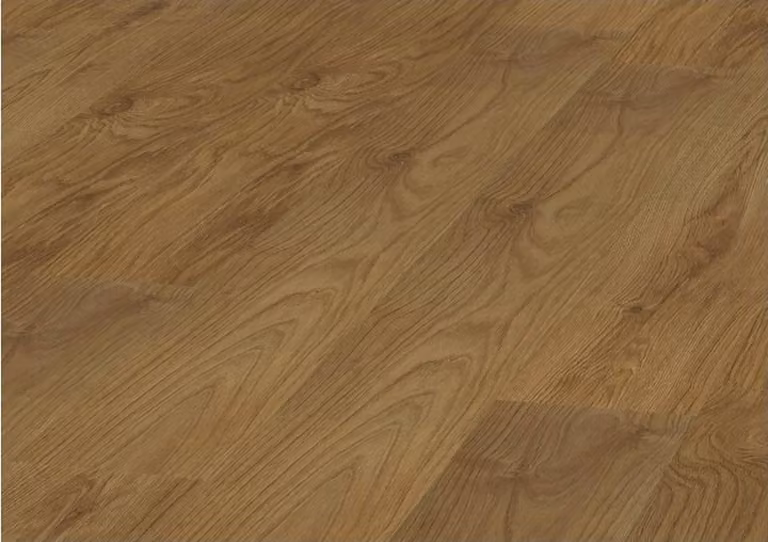 Suelo laminado NK33 con efecto madera en tonos marrón y multicolor, diseño moderno con sistema click y grosor de 8 mm