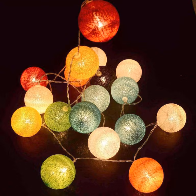 Guirnalda solar LED Lumi Jardin Mimy Colors multicolor con bolas de algodón de textil y sensor crepuscular, IP44, 3.8 m