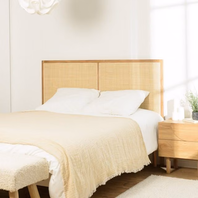 Cabecero de ratán y roble macizo Macabane en color marrón y beige para dormitorio estilo boho