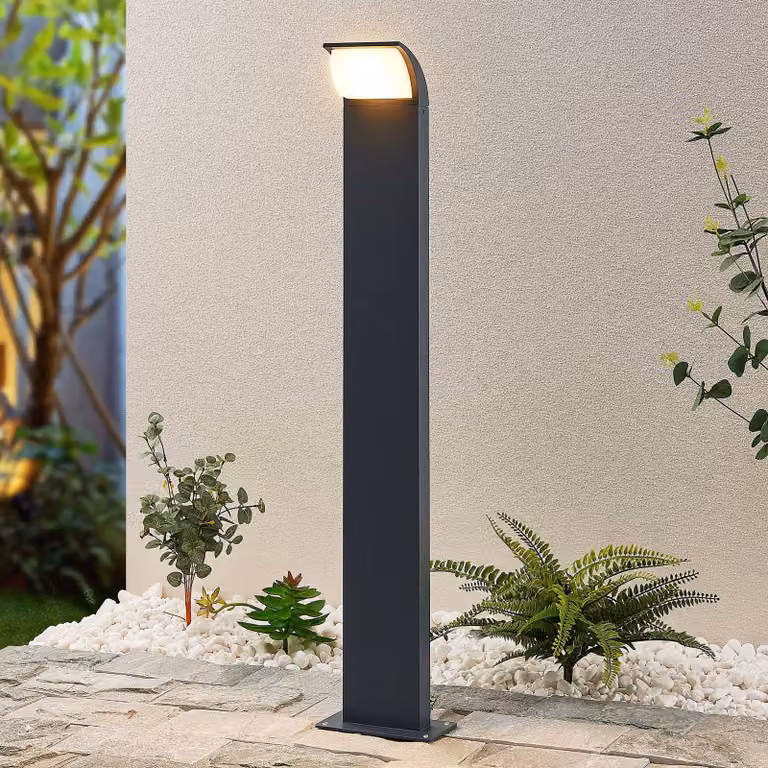 Baliza LED Tinna de Lucande para exterior en color negro, diseño moderno de aluminio y plástico con iluminación blanca cálida y protección IP65