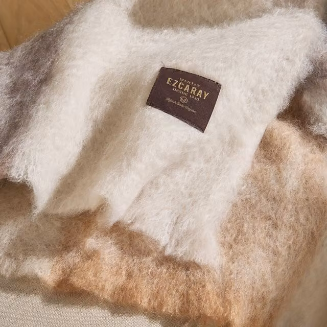 Manta decorativa de mohair y lana Mantas Ezcaray color beige con flecos An/P/Al: 175 x 130 x 1 cm