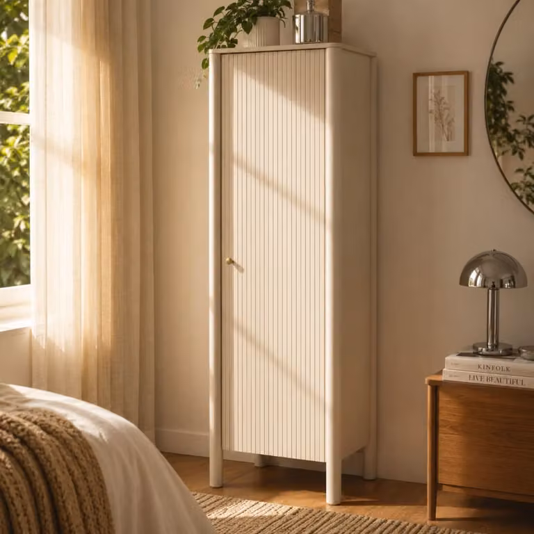 Armario Sorelh de una puerta con acabado lacado en beige y detalles en oro para dormitorio o recibidor